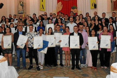 Foto | Cortesía | LA PATRIA ​​​​​​​La Universidad de Caldas, sede Anserma, realizó en el templo Santa Bárbara la ceremonia de graduación de 69 nuevos profesionales en 4 Tecnologías: finanzas, regencia de farmacia, electrónica industrial y producción agroindustrial. El acto fue presidido por el Rector de la universidad, Fabio Hernando Arias, quien felicitó a los nuevos graduandos por el título obtenido y nuevamente se refirió al compromiso de la Universidad para tener su sede en esta población.
