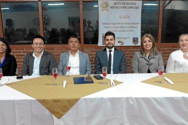 Fotos Cortesía/LA PATRIA Una de las mesas principales estuvo presidida por Paula Andrea Ladino, exdocente del colegio; Julián Andrés García, concejal de Manizales; Jorge Eliécer Rivera Franco, rector del Inem; Fernando Arcila Castellanos, personero de Manizales; Elizabeth Pacheco, secretaria de Educación Municipal, y María Victoria Gutiérrez Castaño, presidente del Sindicato Unidos por la Educación (Supe).