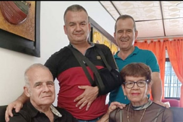 Foto | Henry Giraldo LA PATRIA Álvaro Montoya y Melva Castro llegaron celebraron sus 50 años de vida matrimonial y con ellos festejaron sus hijos Jhon Jairo y Alexánder. La familia es de Manzanares, pero actualmente vive en Armenia.