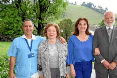 Foto | Lector | LA PATRIA Carlos Alberto Valencia García, Blanca Stella García de Valencia, Claudia Valencia García y José Ferney Paz Quintero, directivos de la IPS Laboratorio Valencia García, se reunieron en un restaurante de la ciudad para celebrar el Día del Bacteriólogo.