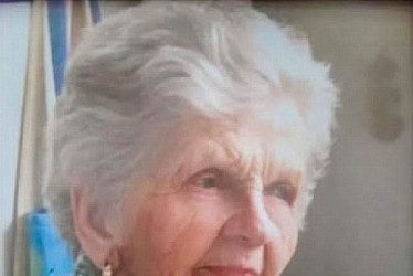 Emma Montes de Ramírez falleció a los 95 años en Manizales. Era reconocida en Manzanares por su don de gente y por haberse sido primera dama de ese municipio durante la administración del exalcalde Mario Ramírez. Para él, su hijo, Henry Ramírez (exalcalde de Manzanares) y demás familiares, la comunidad les envía un abrazo de solidaridad. La familia invita hoy a una eucaristía en su memoria, a las 4:00 p.m. en la iglesia de Los Dolores en el barrio Estrella de Manizales.