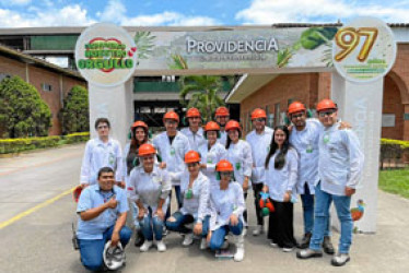 Grupo de estudiantes de sexto, octavo y noveno semestre