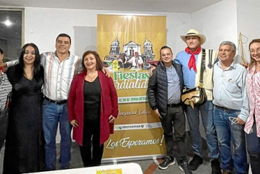 Para hablar de las Fiestas de La Cordialidad de Manzanares (Caldas) se reunieron Andrea Figueroa, Martha Yaneth Álvarez López, registradora de Manizales, Gerardo Osorio (cantante), Andrés Duque Osorio, alcalde de Manzanares; María Dolly Montes, exconcejala y escritora; Daniel Ramírez, gestor cultural y gerente de las fiestas; Elkin Castillo Álvarez, realizador del afiche del arriero; Jaime Alfonso Ossa y Andrea Quintero, periodista.