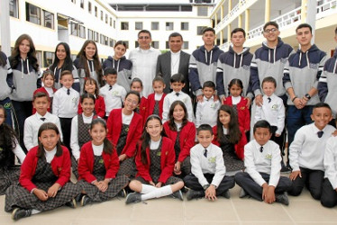 Padre José Antonio Rincón Ochoa, rector, y monseñor Álvaro Man Pérez acompañados de un grupo de alumnos del colegio Redentoristas.
