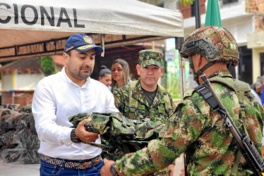 Foto | Cortesía | LA PATRIA  El alcalde de Supía, Marco Antonio Londoño Zuluaga, hizo entrega en la Plaza de Bolívar del municipio la dotación de material de campaña a los soldados de las tropas del Batallón de infantería N° 22 Batalla de Ayacucho del departamento de Caldas.