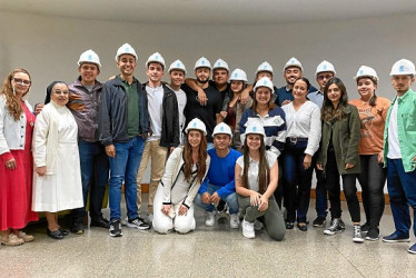 Foto | Cortesía | LA PATRIA Grupo de estudiantes homenajeados.