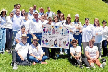Foto | Rubén Darío López | LA PATRIA Bajo la coordinación de la gestora social de Pensilvania, Nohemy Cardona Botero, en el Centro Vacacional El Bosque de Confa se reunieron 30 integrantes de la familia Cardona Rodríguez. Realizaron actividades, entre las que se destacó la exposición de Carlos Humberto, quien disertó sobre la vida y obra de sus tíos abuelos el padre Daniel María López Rodríguez y el hermano Estanislao Luis (Luis María Rodríguez Franco) con cuyo nombre se inaugurará hoy la nueva sede central