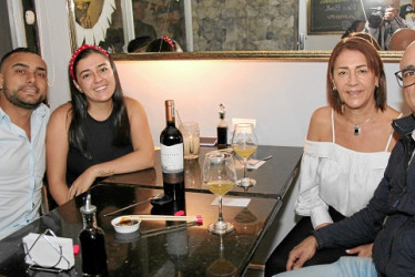 Foto | Argemiro Idárraga | LA PATRIA Julio César García Ceballos, Claudia Acosta Gómez y Juan David Arias Escobar se citaron en el restaurante Sushi Time para organizar una cena y celebrar el embarazo de María Antonia Arias Acosta.