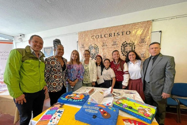 Foto | Cortesía | LA PATRIA Carlos Mario Marín, alcalde de Manizales; Aurora Vergara, Ministra de Educación; Elizabeth Pacheco, secretaria de educación; Liliana Marin Serna, coordinadora del Colegio de Cristo; Laura Isabel Gutiérrez Gomez de grado 6.2, Sharith Nicolle Bernal Hernández de grado 6.2, Laura Sofía Ocampo Jaramillo de grado 11.2, Alejandra Gómez Piedrahíta del grado 10.1 y el hermano marista y rector del colegio de Cristo, Antidio Bolivar Enriquez Oviedo.