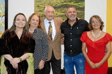 Fotos | Freddy Arango | LA PATRIA Ana María Delgado, gerente de la Fundación BAT; Elvira Escobar de Restrepo, presidenta del MAC; Gabriel Barreneche, presidente de la Junta del MAC; Eduardo Buttron Hodwalker, homenajeado; y Laura Orjuela Restrepo, Artista plástica.