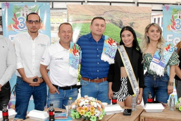Foto | Argemiro Idárraga | LA PATRIA Natalia Bedoya Ospina, reina nacional de La Horticultura 2019- 2021; Miguel Ángel Tabares Duque, secretario de Gobierno de Villamaría; Santiago Díaz Ocampo, jefe Unidad de Turismo; Rubén Darío Marín Pérez, secretario de la Corporación Casa de la Cultura; Jorge Orbey Marín Ceballos, alcalde de Villamaría; Nicol Carvajal Duque, reina de la horticultura 2022; Diana García Marín, primera gestora social; Lina Patricia Llano, secretaria general de la alcaldía y el teniente cor