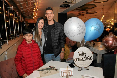 Foto | Argemiro Idárraga | LA PATRIA Martín Salazar Agudelo, Milena Agudelo González y Rubén Cardona Gallego, quien celebró su cumpleaños durante una comida en el restaurante La Azotea.