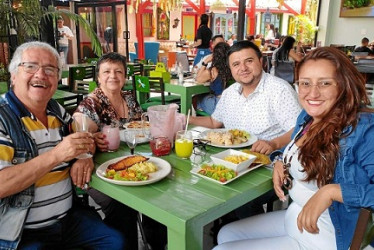 Foto | Lector | LA PATRIA Para celebrar el cumpleaños de Manuela García Castaño se reunieron en el restaurante Chicha Morada Rubén Darío López, Martha Cecilia Toro, Rubmarth Gabriel López y la homenajeada, Manuela García.