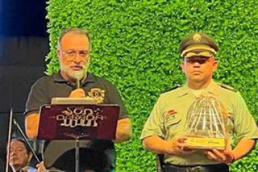  Foto | Cortesía | LA PATRIA El alcalde de la Dorada, César Arturo Álzate Montes, exaltó el desempeño del coronel José Arturo Sánchez Valderrama, como comandante Departamento de Policía Caldas, y le hizo entrega de la orden al mérito ciudadano, Antonio Acosta Gutiérrez “Doradense de Corazón” en un acto simbólico en el marco de la celebración de los 100 años de la ciudad.