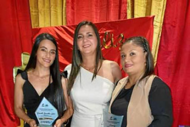 Foto | Oscar Jhony Giraldo | LA PATRIA La magíster Diyirey Bedoya Ospina, fué escogida como la mejor docente de Pácora, elección hecha por la junta municipal de educación (JUME). También se eligió a la especialista Daniela González López como mejor docente de la institución educativa San Agustín. En la imagen las acompaña Leidy Constanza Calderón Arango, Rectora de la Institución Educativa San Agustín.