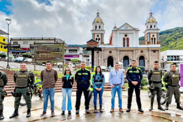 Foto | Henry Giraldo | LA PATRIA La Alcaldía de Manzanares continúa apoyando el trabajo con La Policía de su municipio, con la entrega de dotación de uniformes a los integrantes del Grupo de Reacción del Distrito de Policía Número 5. Agradeció a la fuerza pública por la labor realizada durante las XXXII Fiestas de la Cordialidad que terminan hoy.