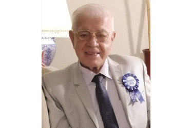 Oscar Benavides Salazar Papá, abuelo bisabuelo: a tus 90 años has cruzado todos los mares y has escalado todas las montañas. Conoces todas las verdades, entregas todas tus fortunas y tu amor a nosotros sigue desbordado. Nosotros te llenamos de bendiciones y reconocimientos. Nadie hay tan grande como tú.