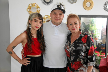 Foto | Argemiro Idárraga | LA PATRIA María Victoria Gutiérrez Hincapié, Julián Gutiérrez Hincapié y Luz Fenora Hincapié Bedoya, quien celebró en familia su cumpleaños.