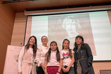  Fotos | Cortesía | LA PATRIA Ivonne Mendoza, gerente del Banco de la República; Yanhet Giraldo, María José Buitrago, María Ángel González y Ángela Gaviria, estudiante de Filosofía y Letras.