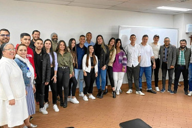 Foto| Cortesía UCM|LA PATRIA La rectora de la Universidad Católica de Manizales, hermana Elizabeth Caicedo, junto al grupo de estudiantes