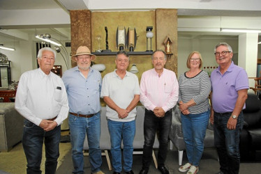 Foto| Argemiro Idárraga| LA PATRIA Octavio Zapata Ospina, Álvaro Gómez Quintero, Luis Fernando Aristizábal, Gonzalo Gómez Quintero, Lisa Domini y Fernando Arango Londoño compartieron de una tertulia entre amigos para darle la bienvenida a quienes llegaron de Estados Unidos.