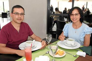 Foto | Argemiro Idárraga | LA PATRIA Wálter Antonio Arboleda y Brenda Lucía Arturo Arias en el Club Manizales, sede El Cable, compartieron  un almuerzo.