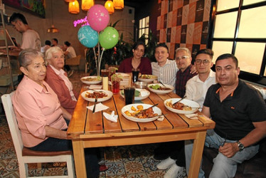 Foto | Argemiro Idárraga | LA PATRIA Rubén Darío Villegas Rodríguez celebró su cumpleaños rodeado de su familia en el restaurante La Patatería. En la imagen: Edelmira Velásquez, Gladis Rodríguez, María Isabel Castaño, Sebastián Villegas Castro, el homenajeado, David Villegas Castro y Eduardo Castro Velásquez.