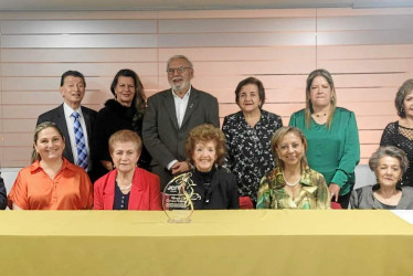 Foto | Lector | LA PATRIA Homenaje al fundador de la Cámara Junior de Manizales Hermann Rodríguez Hoffmann (q.e.p.d). Asistentes: Javier Valencia Marulanda, Clemencia Londoño, Gentil Gómez Mejía, Carmen Teresa Salazar Soto, Ana Esperanza Valencia Rendón y Offir López Ospina. Hernando Amador Pineda, presidente consejo senadores Cámara Junior de Manizales; Erika Arredondo Meza, Fanny Correa Meza, Esther Sierra Botero, poeta y esposa del fundador; María Neyla Sánchez Cedeño, vicepresidenta región suroccidente 