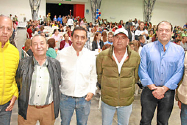 Foto | Argemiro Idárraga | LA PATRIA La Cooperativa de ahorro y vivienda Tax La Feria celebró a sus afiliados el Día de la Madre y del Padre. Asistieron por lo menos mil afiliados. En la imagen la junta directiva de Tax La Feria: Albeiro Ramírez, Mario Augusto Gómez, Orlando Quiceno, Juan Ospina, Juan Carlos Gómez y Ocias Hernández.