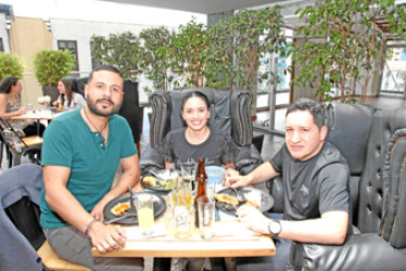 Foto | Argemiro Idárraga | LA PATRIA Almuerzo de despedida a Astrid Andrade Sánchez, en el restaurante Dauntaun. La acompañan Alejandro Castañeda y Alexánder Jiménez.