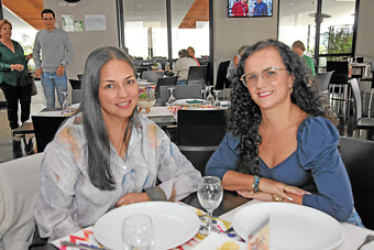 Foto | Argemiro Idárraga | LA PATRIA Alejandra Rodríguez y Ana María Gómez se reunieron en el Club Manizales.