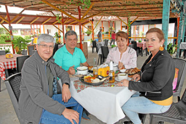 Foto | Argemiro Idárraga | LA PATRIA Mario Humberto Giraldo Gutiérrez, Carlos Hugo Ramírez Franco, Liliana Henao Gutiérrez y Gloria Esperanza Hoyos Aristizábal se reunieron en un almuerzo en el Mirador La Camelia en la Cuchilla del Salado.