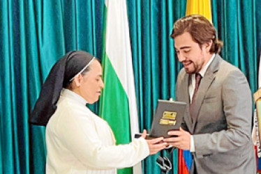 Foto | Tomada de @santiagosoriom | LA PATRIA Las Hermanas de la Presentación recibieron el jueves la Orden de la Democracia Simón Bolívar, máxima distinción del Congreso de la República, por su legado de 150 años y su trabajo por sacar adelante la Clínica de la Presentación, la Universidad Católica y la Fundación Obras Sociales Betania. El reconocimiento lo entregó el jueves el representante a la Cámara por Caldas, Santiago Osorio Marín a la Hermana Elizabeth Caicedo Caicedo, rectora de la universidad Catól
