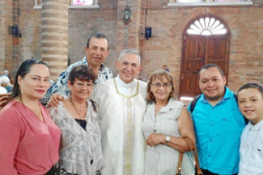 Foto | Albeiro Rudas | LA PATRIA En ceremonia especial celebrada en la catedral de La Pobreza de la ciudad de Pereira y acompañado de su familia y algunos amigos, fue ordenado como nuevo diácono de la parroquia de santa Bárbara de Anserma Rubén Darío Londoño Ossa, quien ha prestado sus servicios en esta parroquia por muchos años y ha demostrado su dedicación al servicio de la iglesia católica.