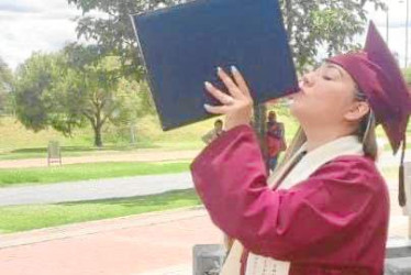 Foto | Henry Giraldo | LA PATRIA Sandra Milena Gaona Cardona, hija de la manzanareña Esneda Cardona, obtuvo su título en Enfermería y también se graduó como administradora en salud. Su familia la felicita. 