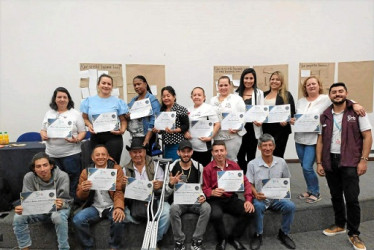 Foto| Cortesía | LA PATRIA Grupo de integrantes de la Mesa Municipal de Víctimas que asistieron a la entrega del reconocimiento.