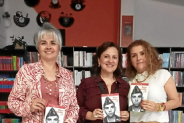 Foto | Cortesía Liberia Ágora | la patria Miguel Hernández en 50 poemas fue el libro que se dio a conocer el pasado sábado en la Liberia Ágora. El texto cuenta con la selección y prólogo de Jorge Urrutia. En la imagen: Anita Muñoz, propietaria de la Librería Ágora; Adriana Paola Forero Ospina, editora y creadora de Ediciones Tres Cantos, y Diana Botero Giraldo, jefa de prensa de Ediciones Tres Cantos.