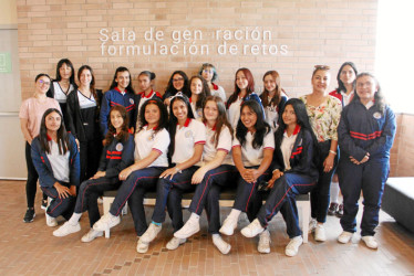 Foto | Luis Trejos | LA PATRIA Grupo de alumnas asistentes en compañía de las profesoras Mónica Patiño y Adriana Serna, líderes del Plan Lector del colegio.