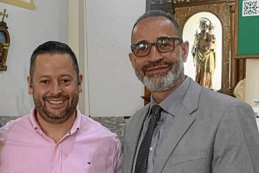 Andrés Duque Osorio, alcalde de Pácora (Caldas), entrega la placa de reconocimiento a Rafael Betancur Gómez.