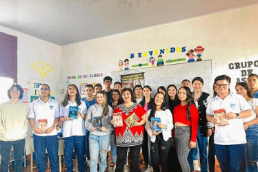 Dolly Montes Tangarife juntos a los estudiantes de grado 11 de la Escuela Normal Superior de Salamina.