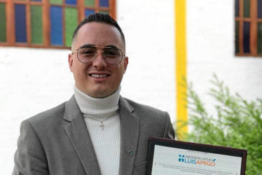 Foto | Henry Giraldo | LA PATRIA Carlos Andrés Rivera Rojas se graduó de abogado de la Universidad Católica Luis Amigó el pasado viernes. Es egresado de la Institución Educativa Gregorio Gutiérrez González, del corregimiento Planes de Manzanares.