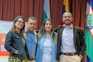 Foto | Cortesía | LA PATRIA Organizadores del foro: Diana Marcela Gómez Sánchez, directora de la Unidad Académica de Formación Humano Cristiana; Edwin Hernando Duque Mesa, docente de Constitución y Contexto Sociopolítico de la UCM; Margarita Laverde Galvis, líder de comunicaciones de Manizales Cómo Vamos; y Daniel Hurtado Cano, director de Manizales Cómo Vamos.