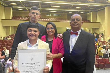 Foto | Lector | LA PATRIA  Juan David Moreno Ceballos recibió el título en la Licenciatura en Educación Física, Recreación y Deporte de la Universidad de Caldas.  Juan David Moreno Ceballos, Miguel Ángel Moreno Ceballos, Clemencia Ceballos Díaz y Gabriel Moreno Tamayo.