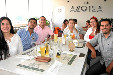 Foto | Argemiro Idárraga | LA PATRIA María Alejandra Torres, Julián Ramírez, Andrés Gómez, Valeria López, Ximena Lopera y David Marulanda estuvieron en el restaurante La Azotea para celebrar el Día del Amor y la Amistad.