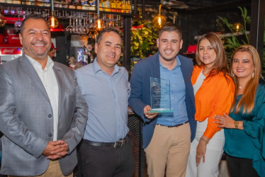 Foto | Lector | LA PATRIA Carlos Iván Heredia, vicepresidente de promoción y prevención de Positiva Compañía de Seguros; James Rivera, asesor en riesgos de Positiva Compañía de Seguros; Alejandro Díaz Ramírez, líder del Sistema de Gestión de Seguridad y Salud en el Trabajo; Maritza Cortés, gerente Positiva Compañía de Seguros sucursal Caldas y Claudia Yaneth Cortés, administradora de riesgos laborales en Caldas.