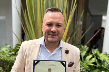 Foto | Cortesía | LA PATRIA Ferney Franco Henao recibió su título como magíster en Ingienería Ambiental de la Universidad Nacional de Colombia. Franco es arquitecto especialista en ingeniería Ambiental Área Sanitaria y especialista en Ingeniería Hidráulica y Ambiental. Familiares y amigos lo felicitan.