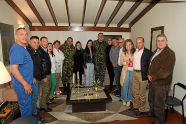 Fotos | Argemiro Idárraga | LA PATRIA La teniente coronel María Rubby Aristizábal ofreció una atención en su residencia, ubicada en el barrio Palermo de Manizales, para darle la bienvenida al teniente coronel Juan Gabriel Rojas, nuevo comandante del Batallón Ayacucho.  Mayor Hoover Tabares, teniente Robinson Ospina, mayor Jaime Díaz, mayor Andrea Vasco, capitán Didiana Marín, teniente coronel Juan Gabriel Rojas González (comandante del Batallón Ayacucho), Alejandra Cañas Meneses, Alejandra Chambo, mayor And