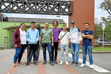 Foto | Cortesía | LA PATRIA Grupo de estudiantes que estuvieron en las intalaciones del Sena, regional Caldas.  Estudiantes del programa técnico y tecnológico de la Institución de Educación Superior Colegio Integrado Nacional Oriente de Caldas (IES CINOC) visitaron el Sena para conocer los laboratorios del Tecnoparque y Sennovalab.