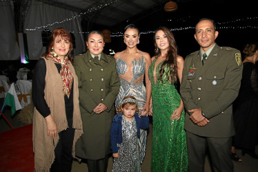 Mónica Giraldo Mejía, teniente coronel Sandra Bibiana López Duque, directora de la Escuela de Carabineros Alejandro Gutiérrez; Johana Sernna Correa, Paula Andrea Cañon y teniente coronel Óscar Landazábal, subcomandante de Policía de Manizales.