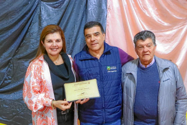 Foto | Cortesía | LA PATRIA Clemecia Mejía Franco, Gerardo Osorio, alcalde, y Héctor Mejía.